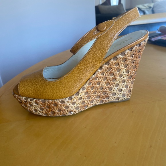 Prada - Picture 2 of 5